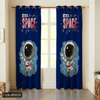 "پرده کودکانه با طرح فضانورد و فضا، مناسب اتاق پسرانه، طراحی فانتزی و جذاب برای علاقه‌مندان به کهکشان و سفرهای فضایی."