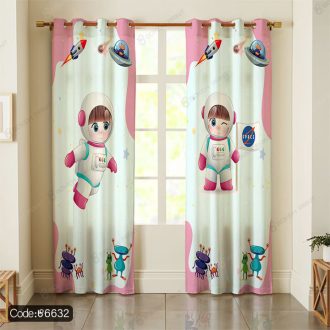 "پرده کودکانه با طرح دختر فضانورد، طراحی فانتزی و جذاب برای اتاق خواب کودک، مناسب برای دکوراسیون اتاق با تم فضایی.