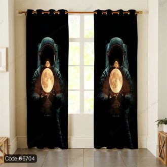 پرده طرح فضانورد کد 6704 با تصویر جذاب فضانورد در فضا و پس‌زمینه‌ای از کهکشان و ستارگان